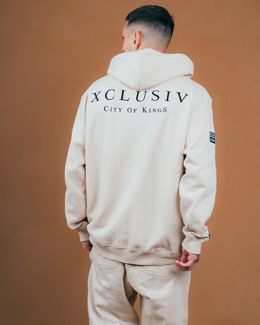 Conjunto Xclusiv City of kings beige set - Xclusiv Clothing Company